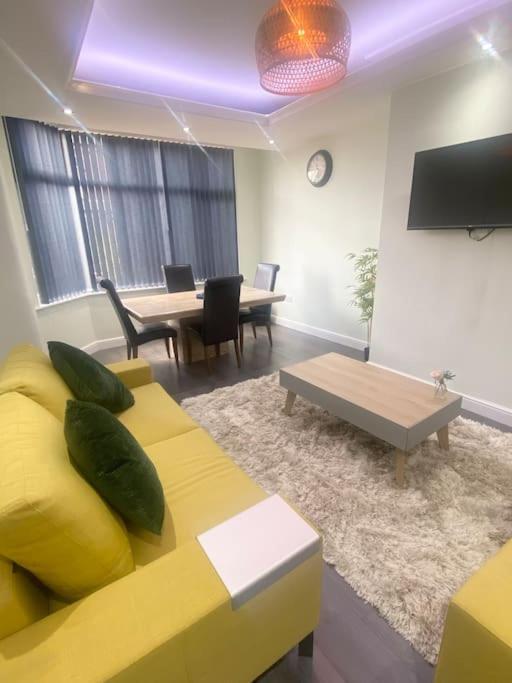 Lovely 4 Bedroom, 2 Bathroom House Near Centre Apartment *