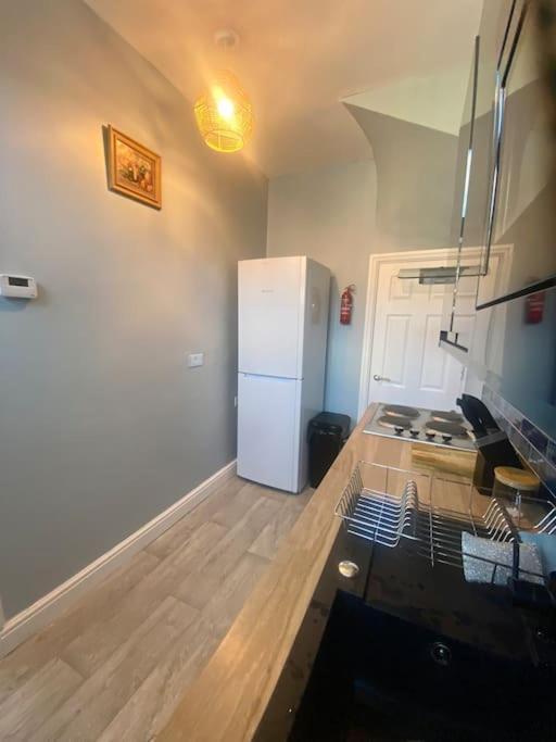 Lovely 4 Bedroom, 2 Bathroom House Near Centre *