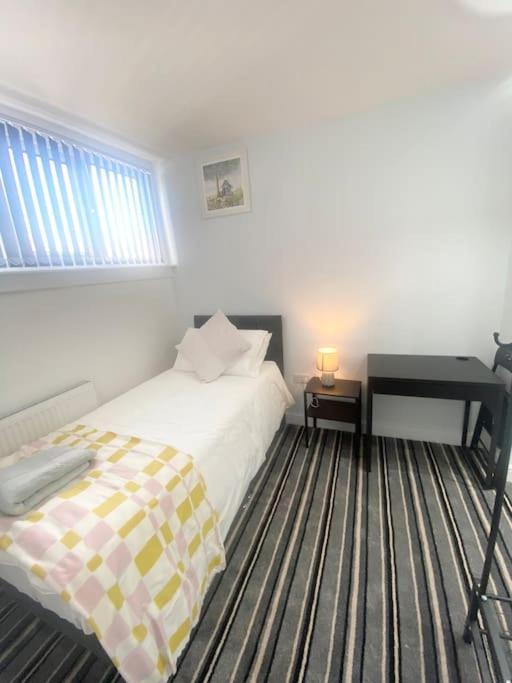 Apartment Lovely 4 Bedroom, 2 Bathroom House Near Centre
