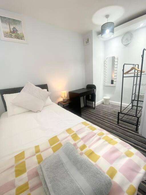 Lovely 4 Bedroom, 2 Bathroom House Near Centre * Leeds (West Yorkshire)