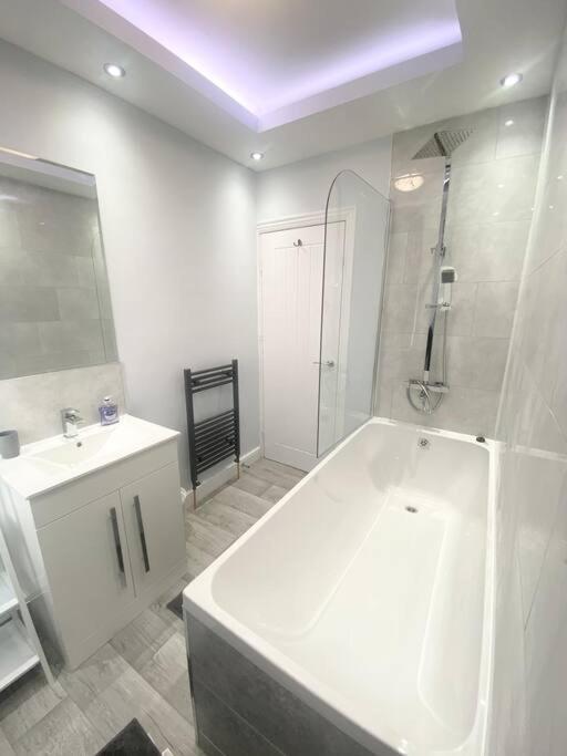 Lovely 4 Bedroom, 2 Bathroom House Near Centre Apartment