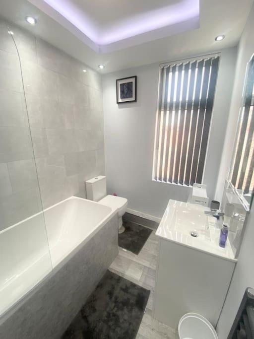 Apartment Lovely 4 Bedroom, 2 Bathroom House Near Centre *