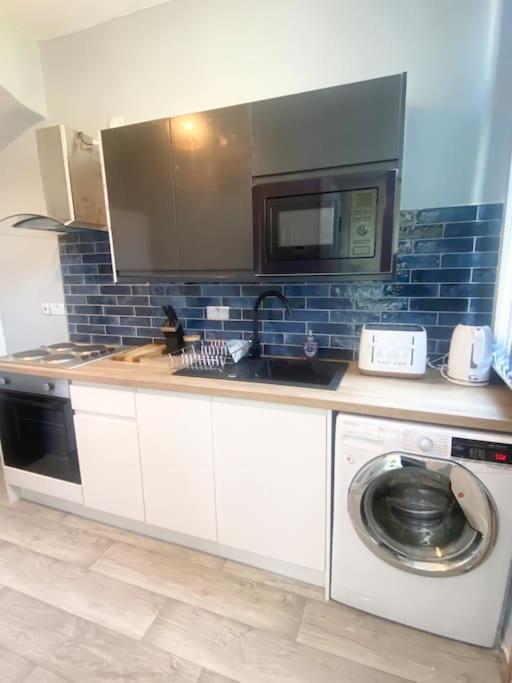 Lovely 4 Bedroom, 2 Bathroom House Near Centre * Leeds (West Yorkshire)
