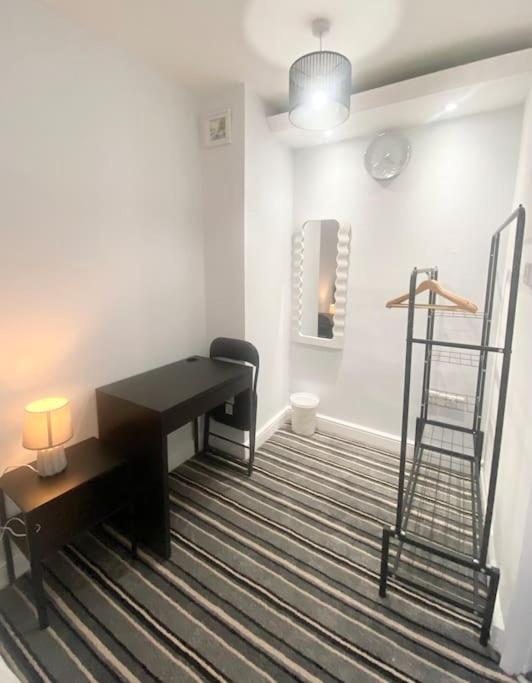 Lovely 4 Bedroom, 2 Bathroom House Near Centre Apartment *