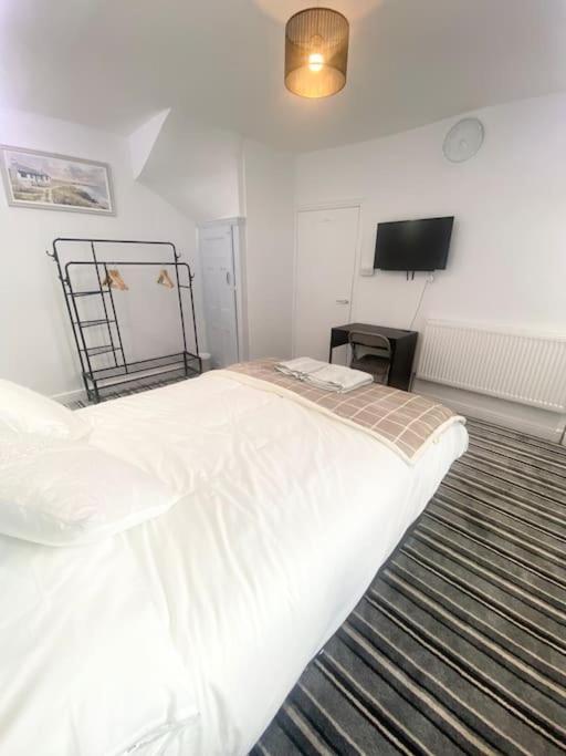 Lovely 4 Bedroom, 2 Bathroom House Near Centre * Leeds (West Yorkshire)