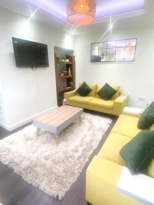 Apartment Lovely 4 Bedroom, 2 Bathroom House Near Centre *