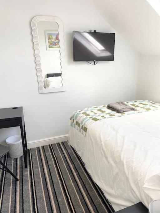 Lovely 4 Bedroom, 2 Bathroom House Near Centre *