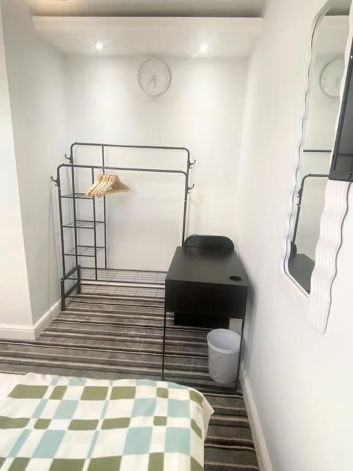 Apartment Lovely 4 Bedroom, 2 Bathroom House Near Centre