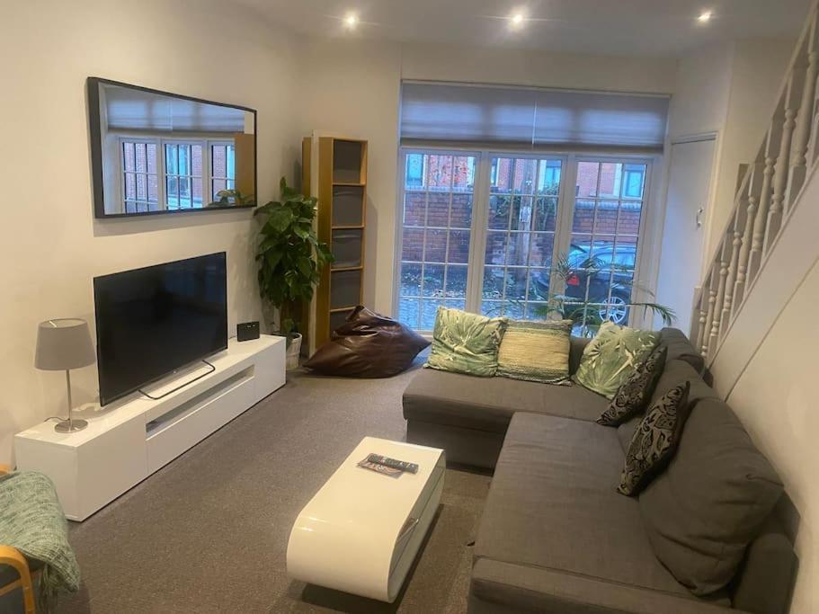 Charming Leeds Close To Lgi Holiday home *
