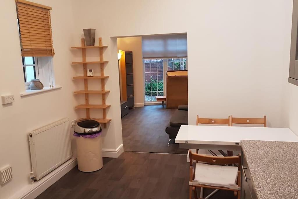 Charming Leeds Close To Lgi Holiday home Leeds (West Yorkshire)