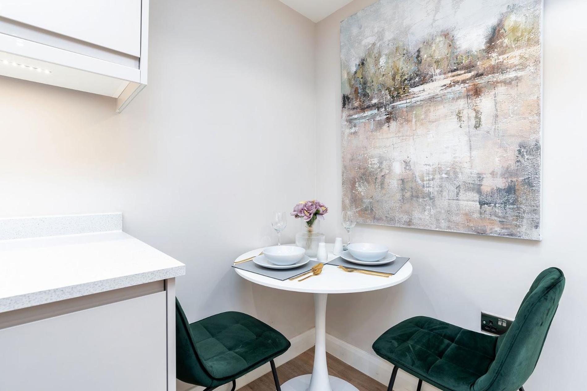 Luxury One Bedroom - Centre - Free Wifi Netflix Apartment *