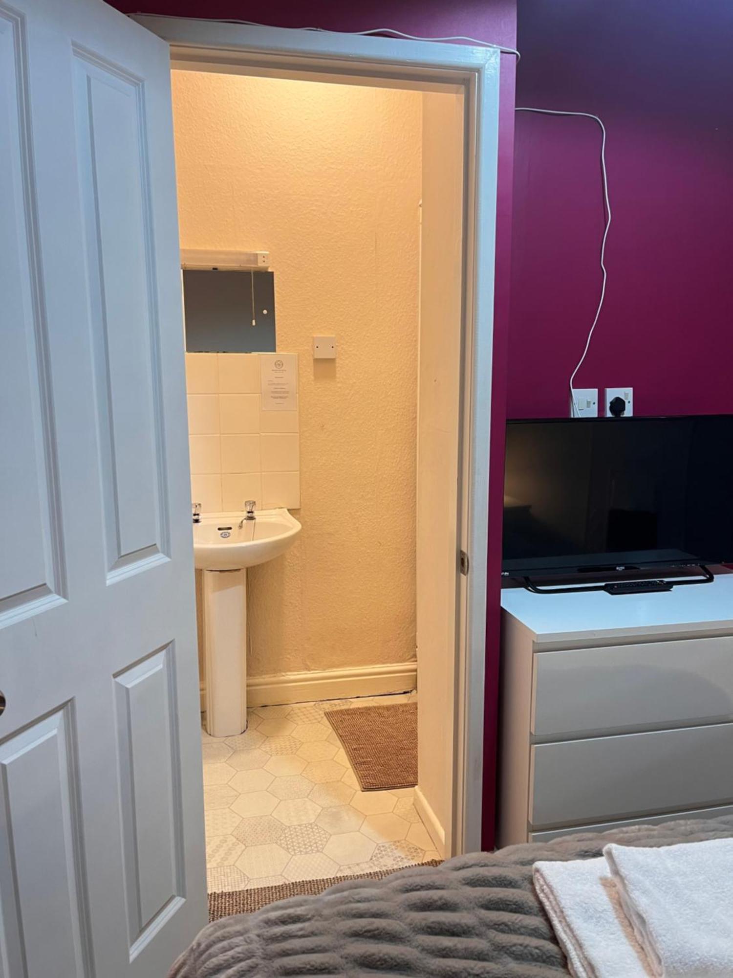 The Beechwood 2* Leeds (West Yorkshire)