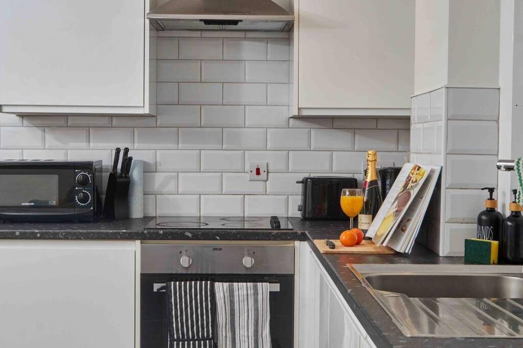 New! 3 Beds - Family & Work - Free Parking Leeds (West Yorkshire)