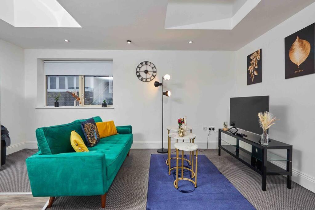 New! 3 Beds - Family & Work - Free Parking Apartment