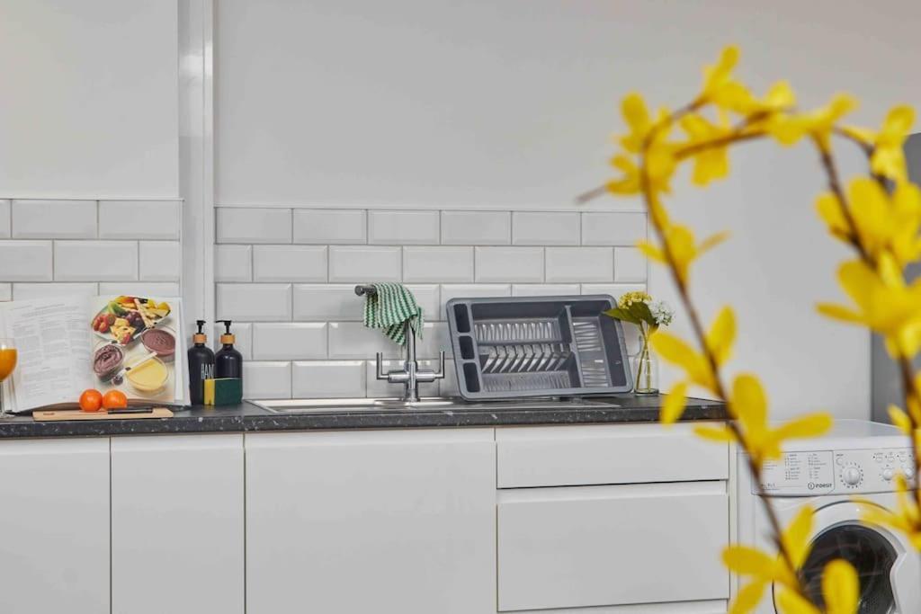 Apartment New! 3 Beds - Family & Work - Free Parking *