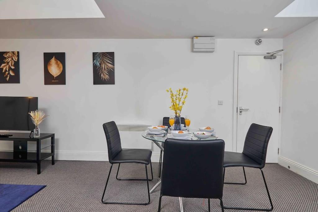 New! 3 Beds - Family & Work - Free Parking Leeds (West Yorkshire)