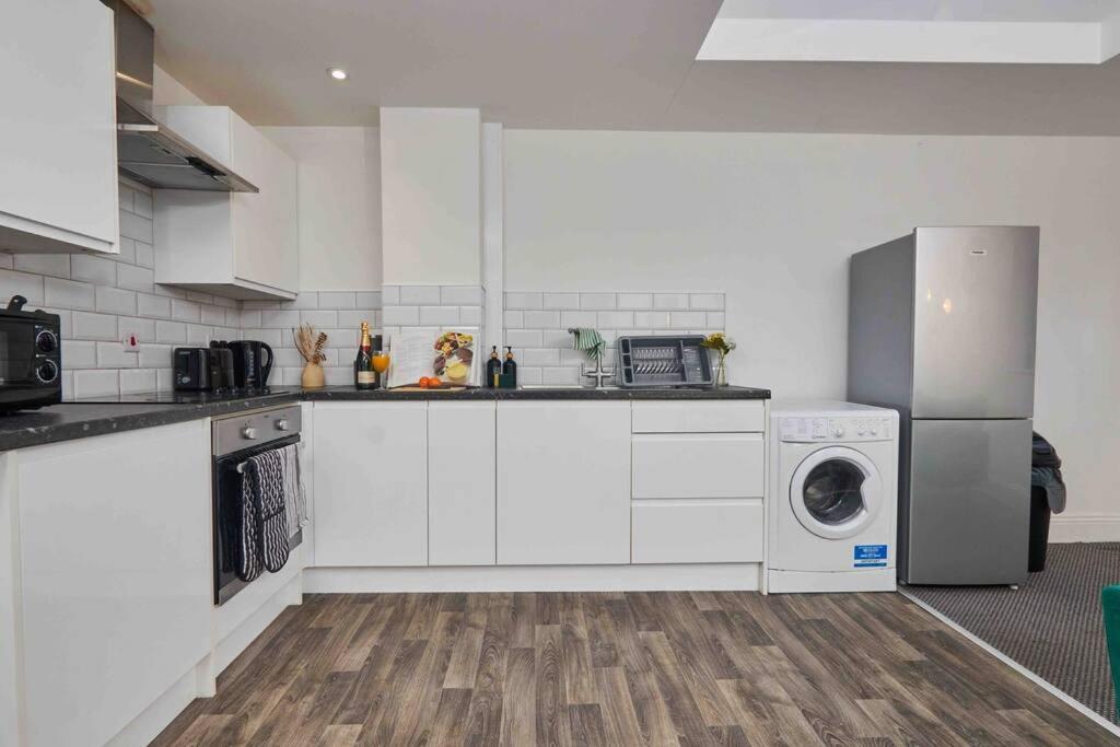 Apartment New! 3 Beds - Family & Work - Free Parking *