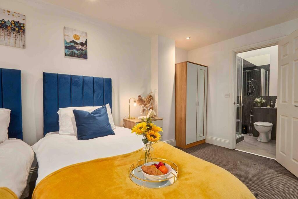 New! 3 Beds - Family & Work - Free Parking *