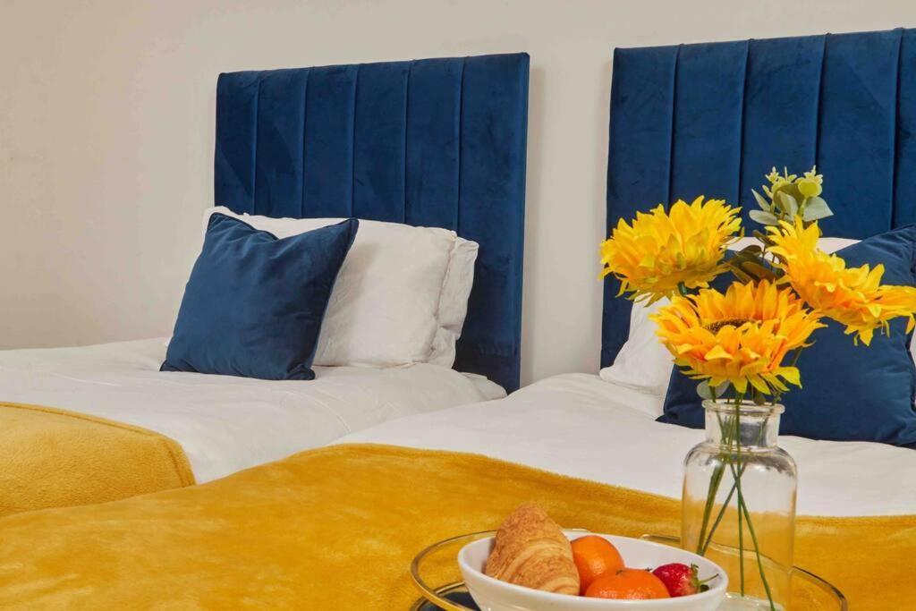 New! 3 Beds - Family & Work - Free Parking Apartment *