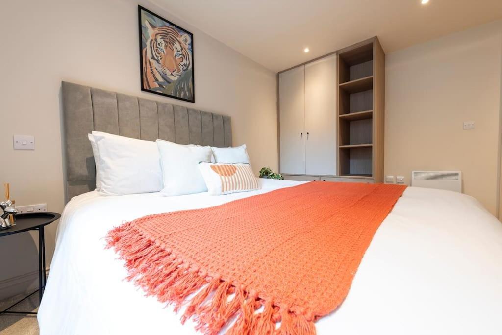 Harvey Nic's & Designer Quarter 18 Ch Apartment *