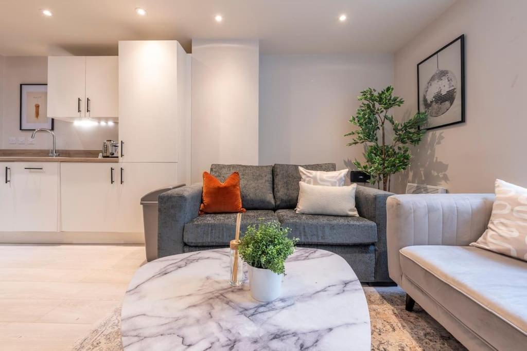 Harvey Nic's & Designer Quarter 18 Ch Apartment Leeds (West Yorkshire)