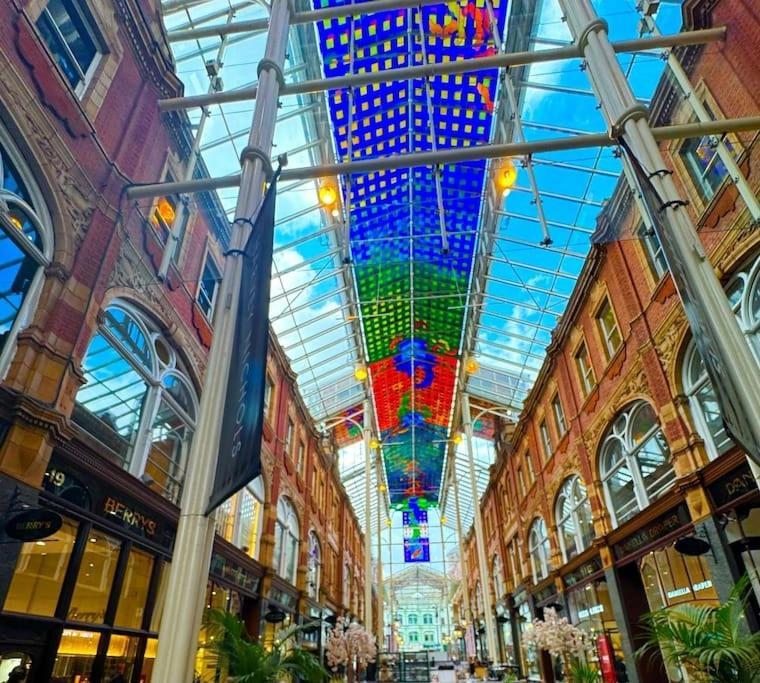 Harvey Nic's & Designer Quarter 18 Ch * Leeds (West Yorkshire)