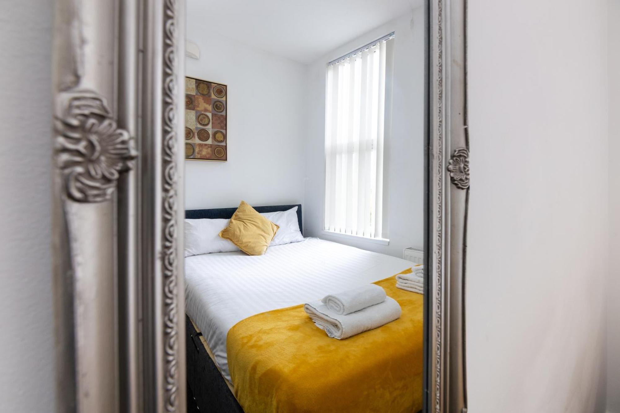 Spacious Close To City Centre With Free Secure Parking Apartment