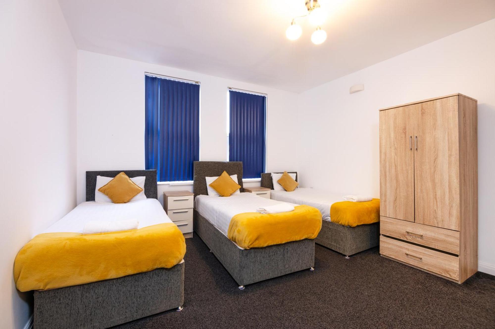 Spacious Close To City Centre With Free Secure Parking Apartment *