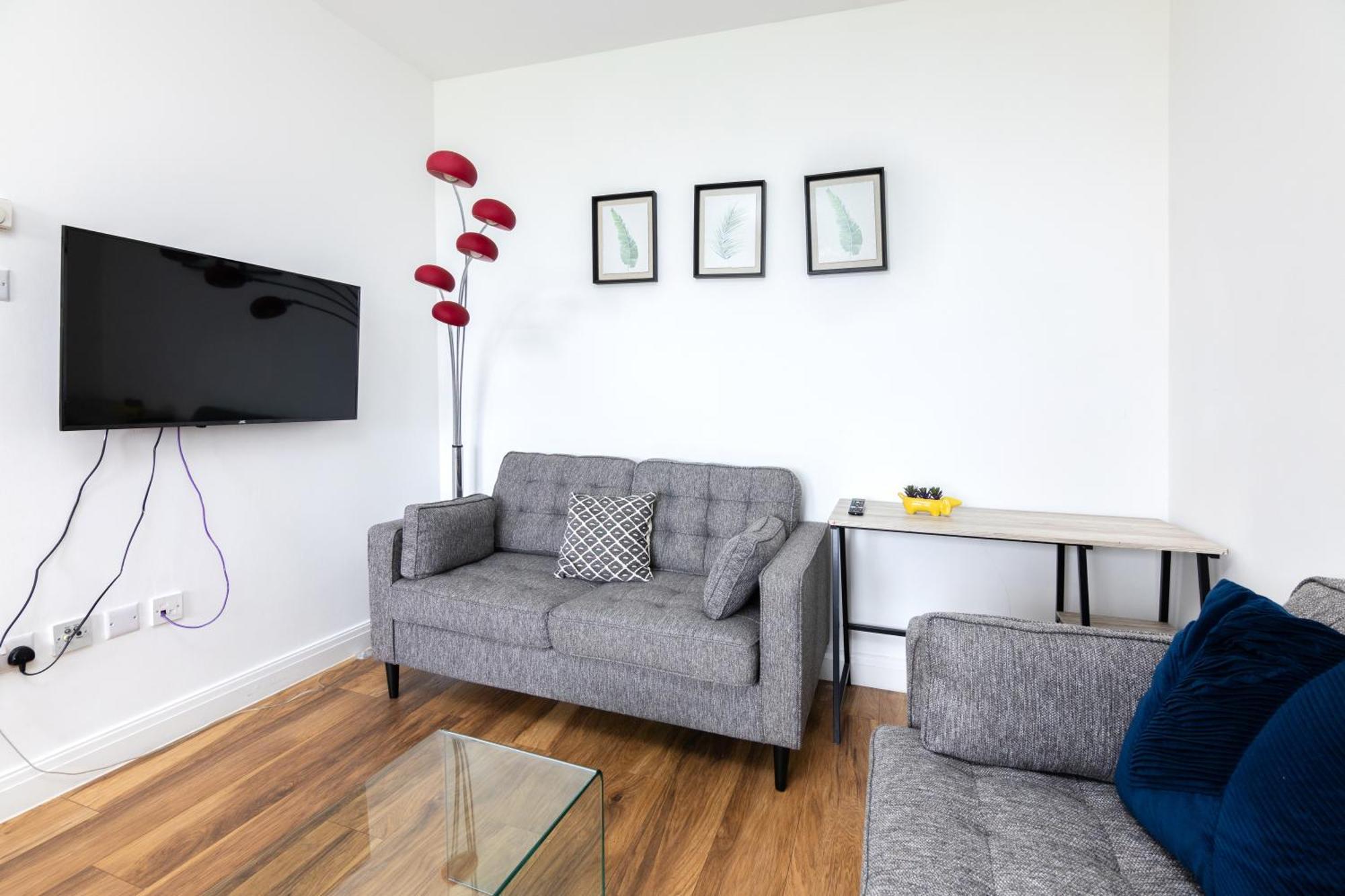 Spacious Close To City Centre With Free Secure Parking Apartment