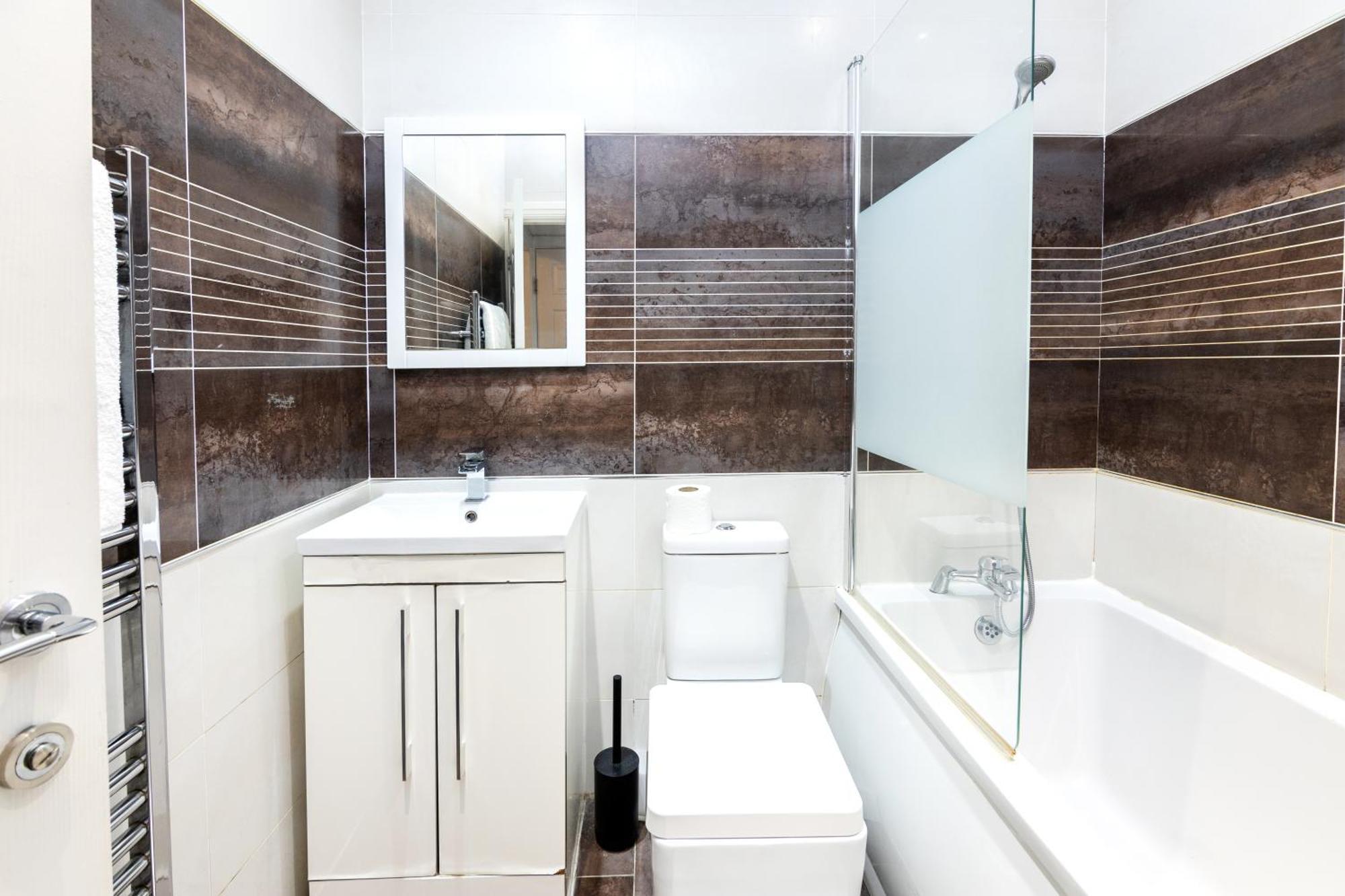 Spacious Close To City Centre With Free Secure Parking Apartment *