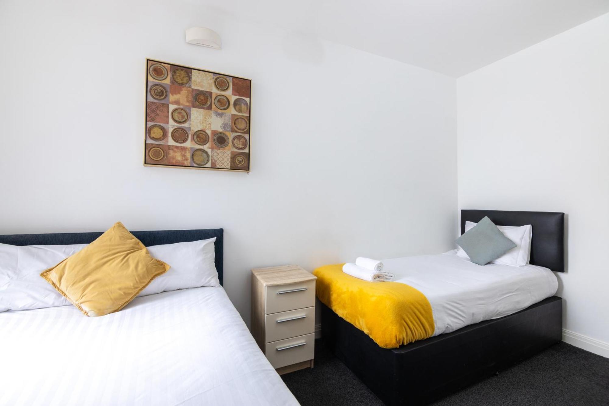 Spacious Close To City Centre With Free Secure Parking Apartment *