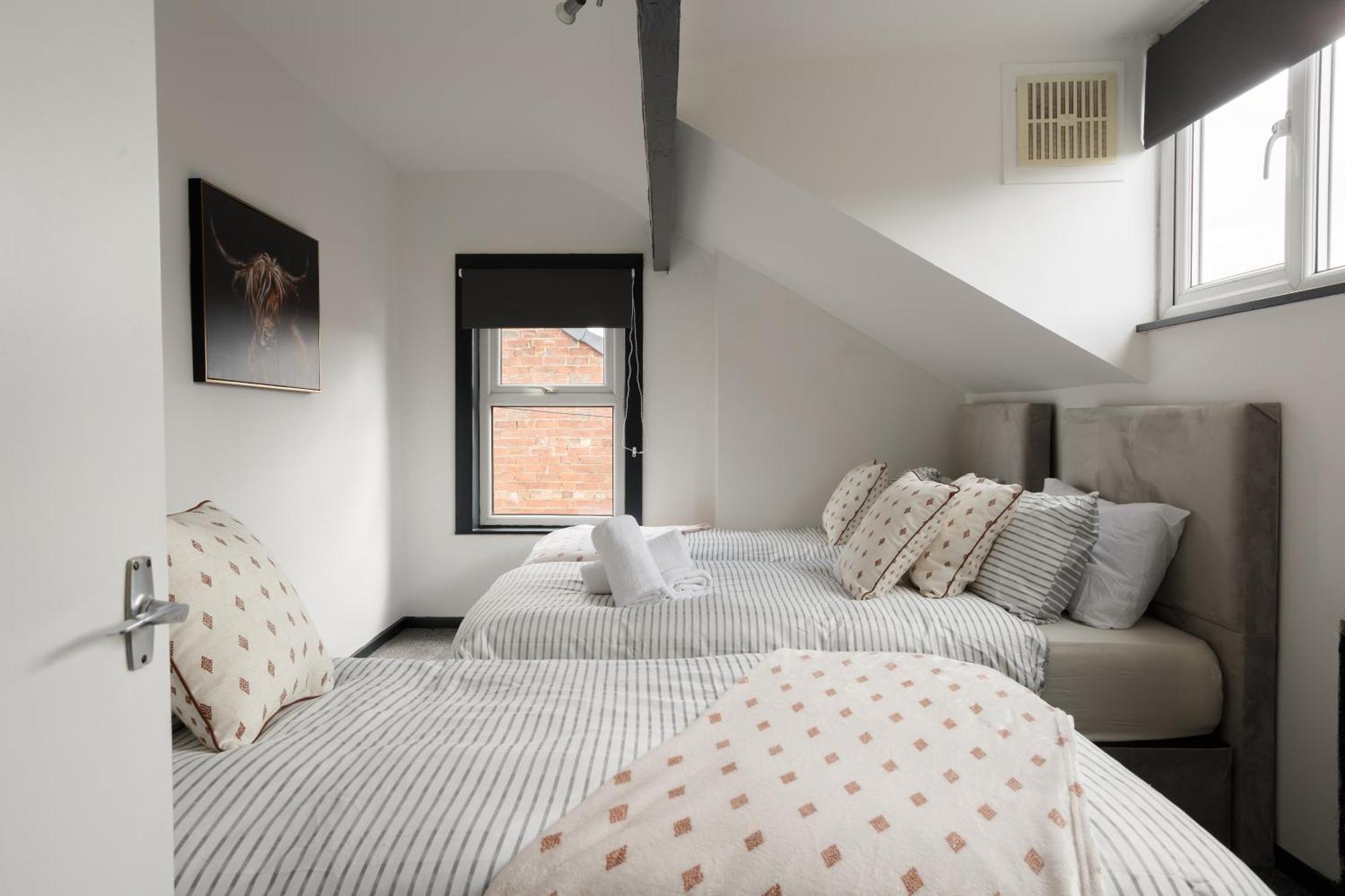 Apartment Spacious Three-bedroom In Leeds