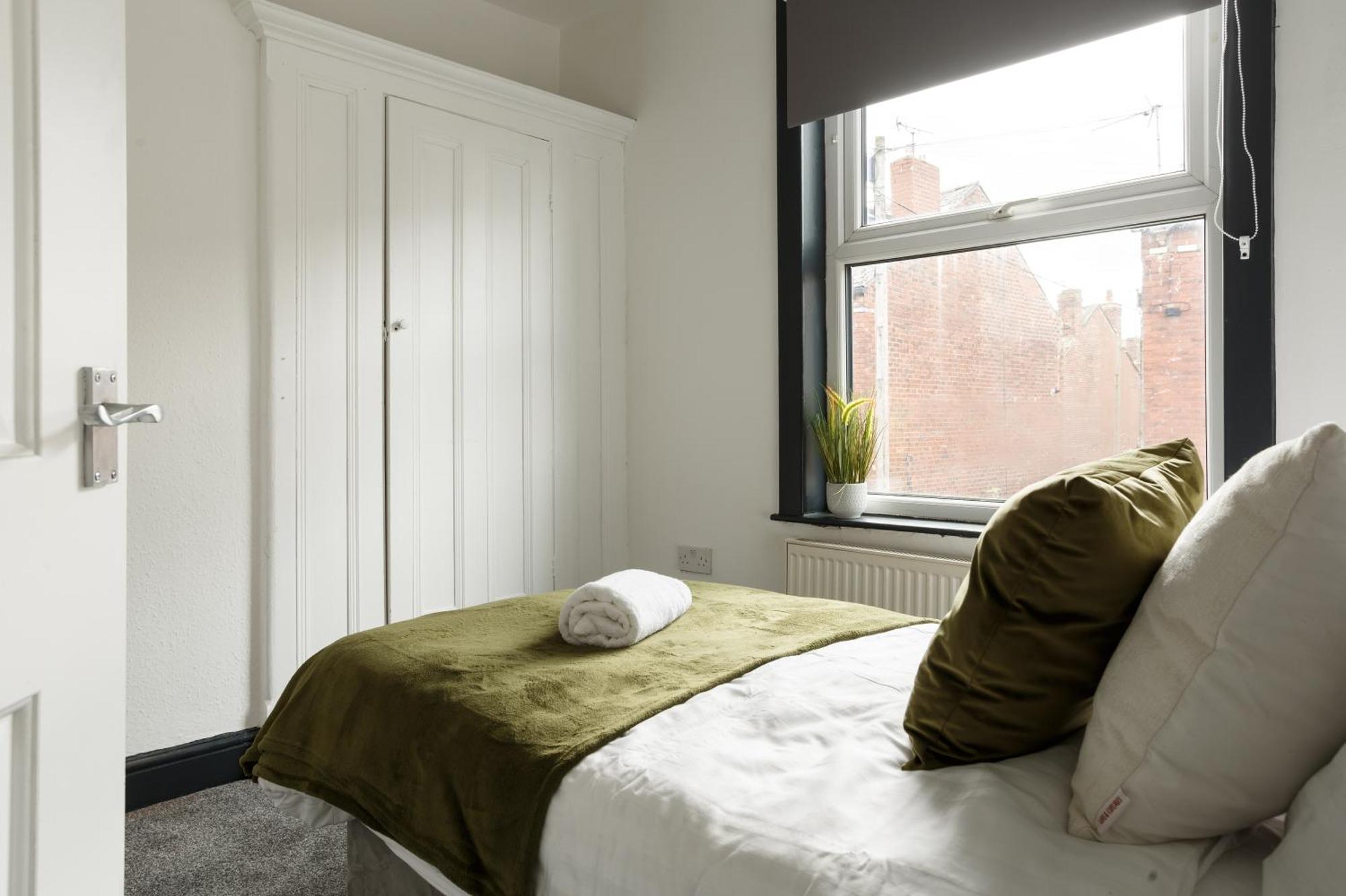 Spacious Three-bedroom In Leeds Apartment *