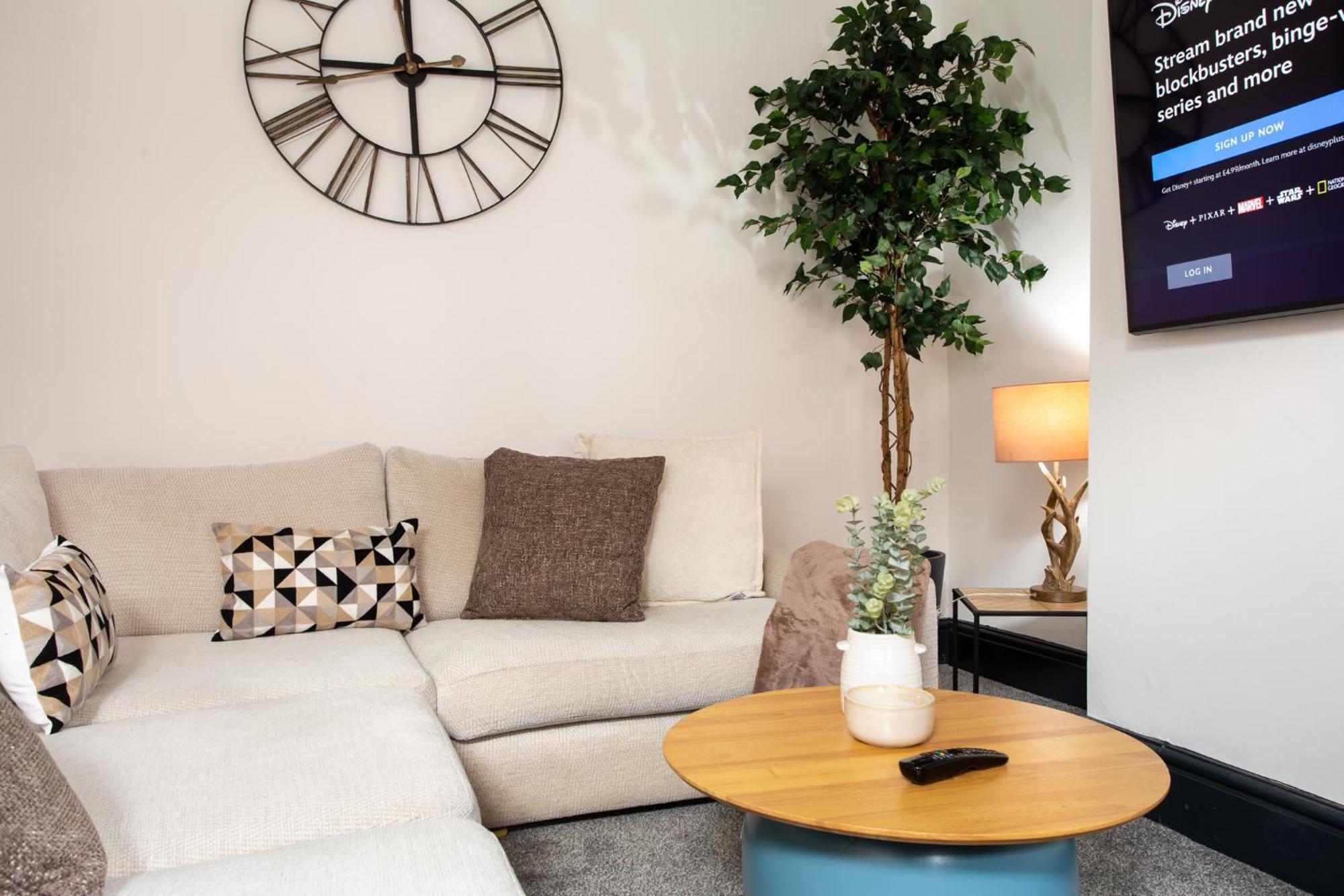 Spacious Three-bedroom In Leeds *