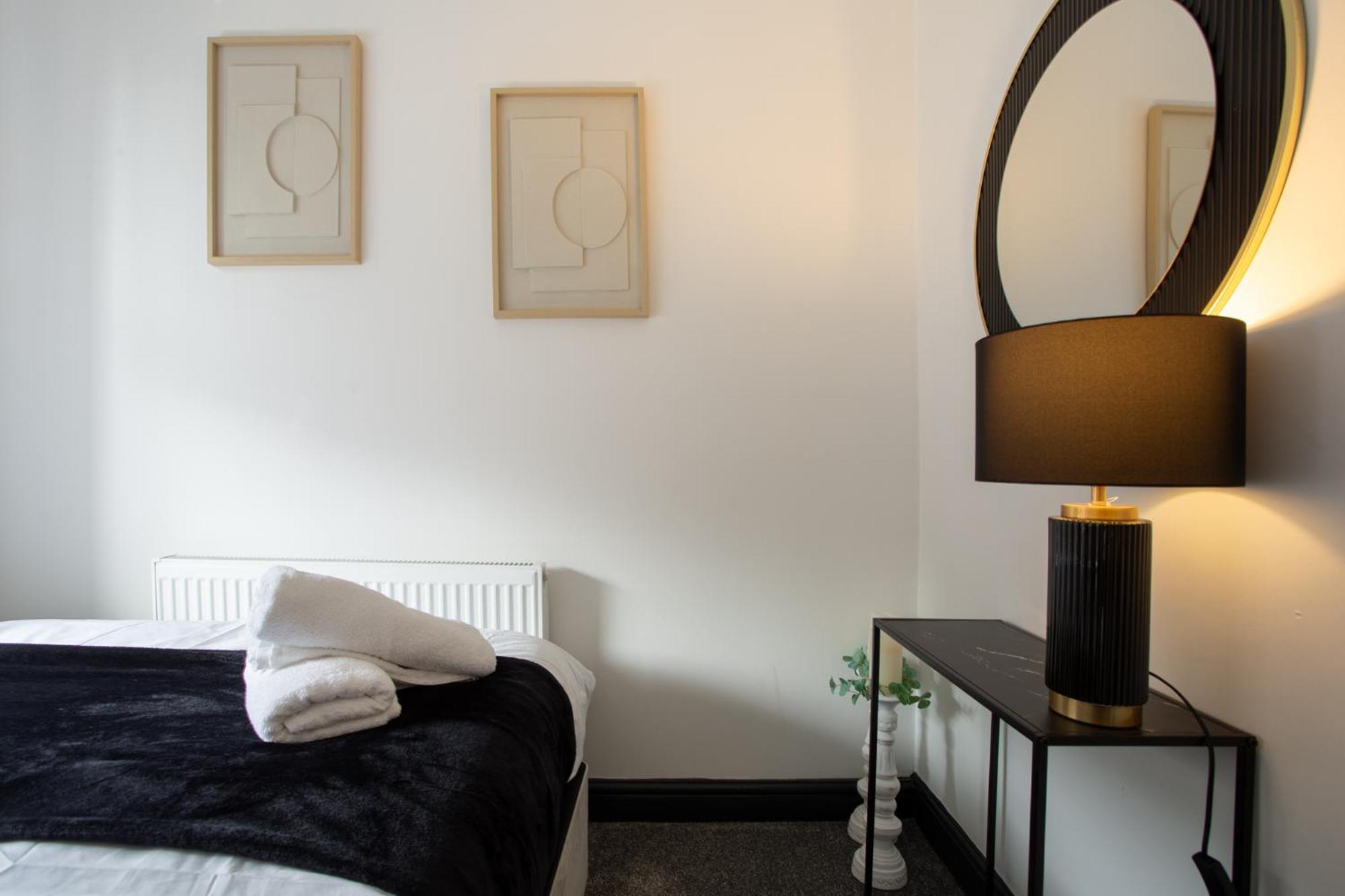 Spacious Three-bedroom In Leeds Apartment *