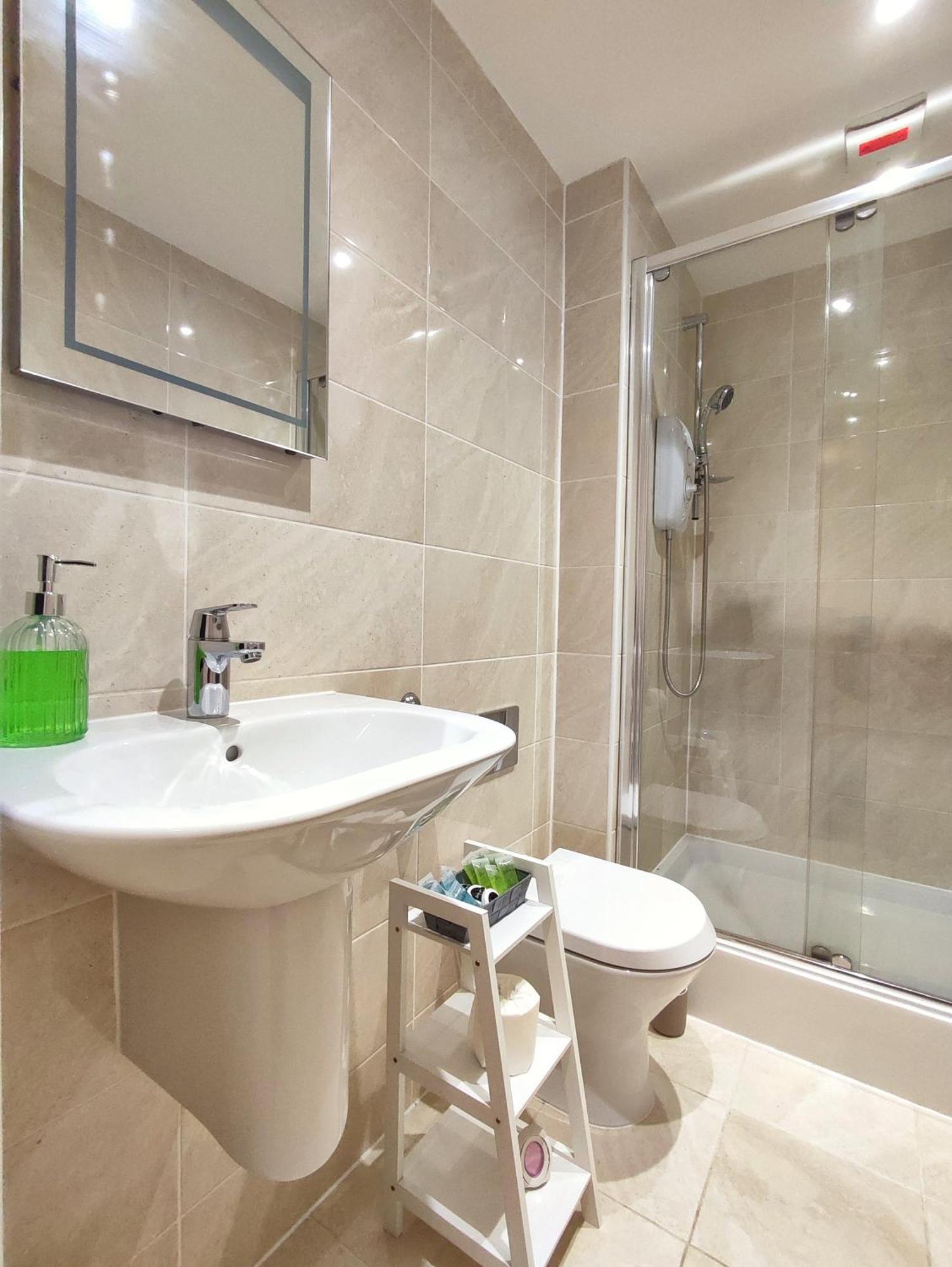 Duplex In Leeds With King Size Bed - Long Rates Available Apartment *