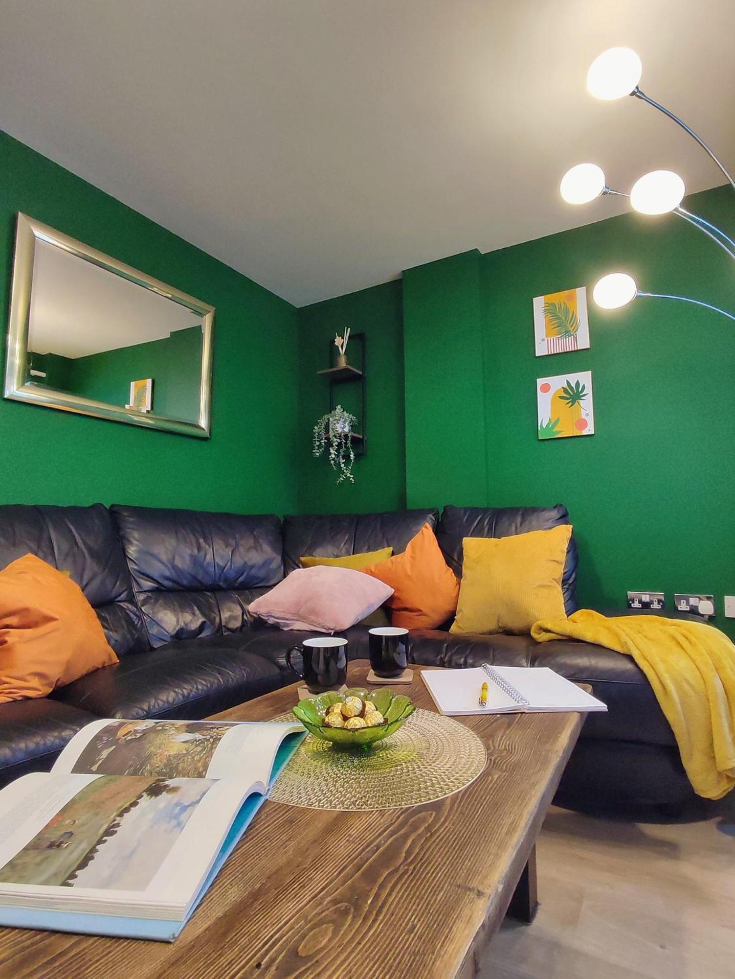 Duplex In Leeds With King Size Bed - Long Rates Available Apartment *