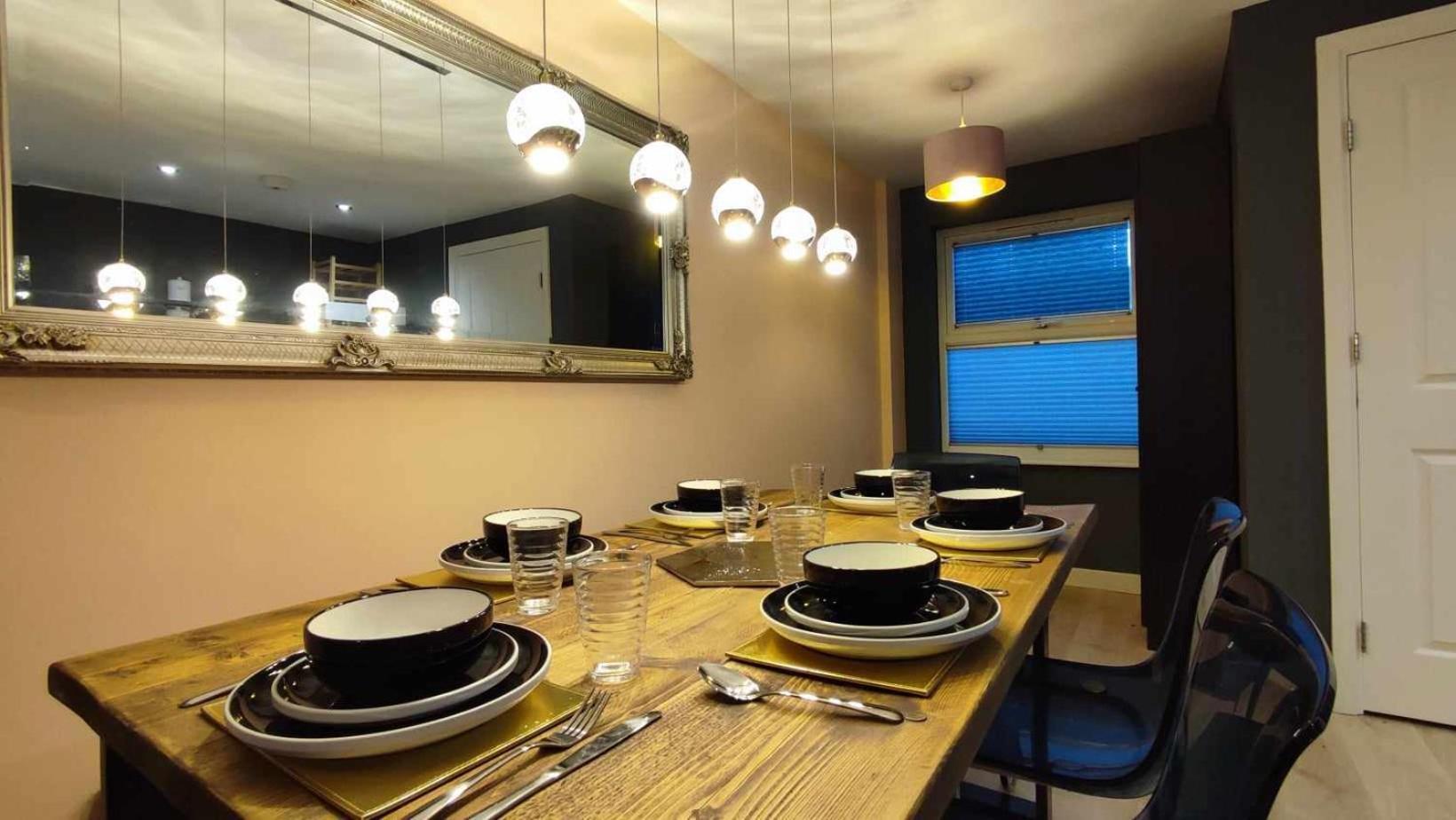 Duplex In With King Size Bed - Long Rates Available Leeds (West Yorkshire)