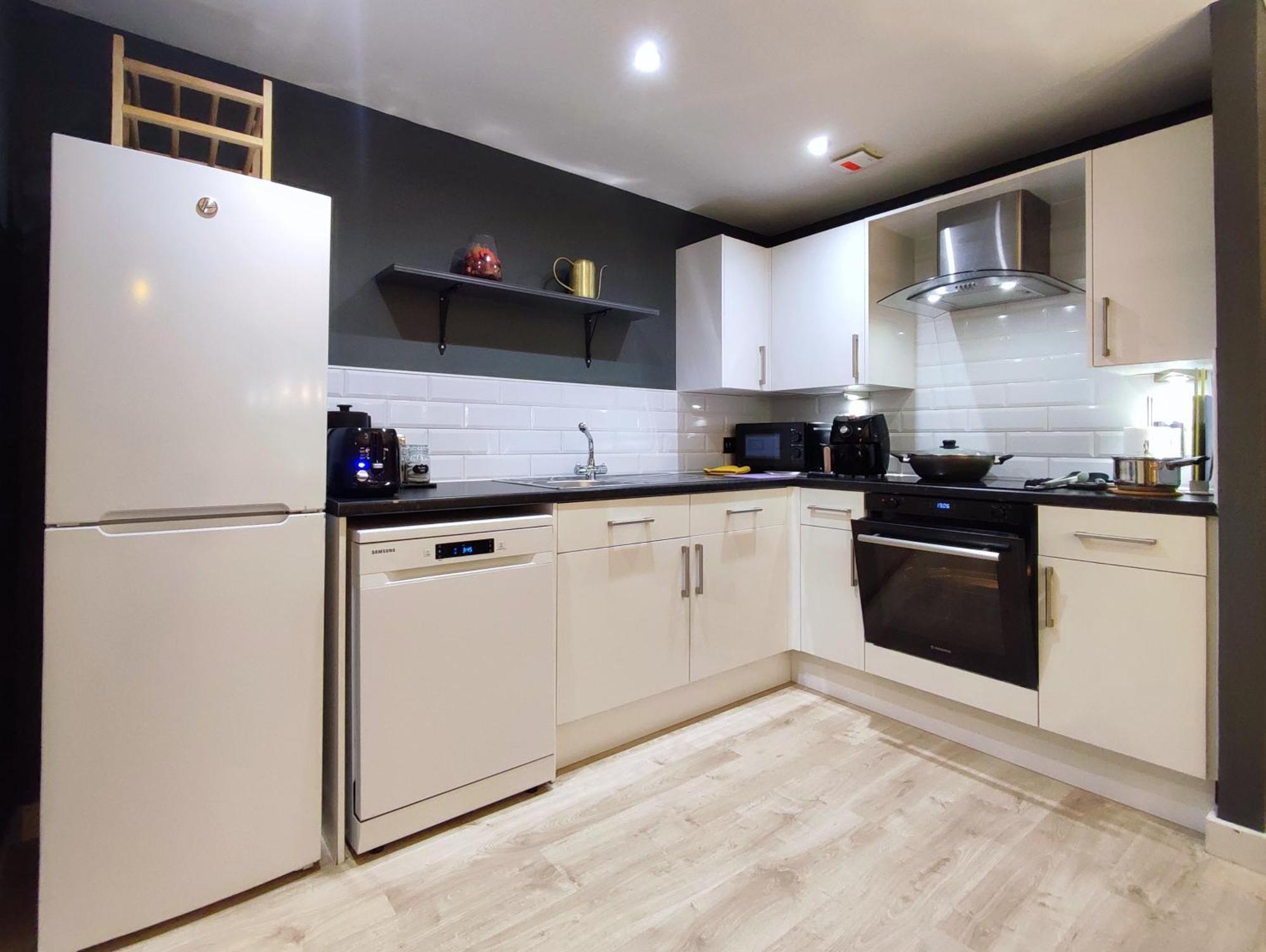 Duplex In Leeds With King Size Bed - Long Rates Available Apartment