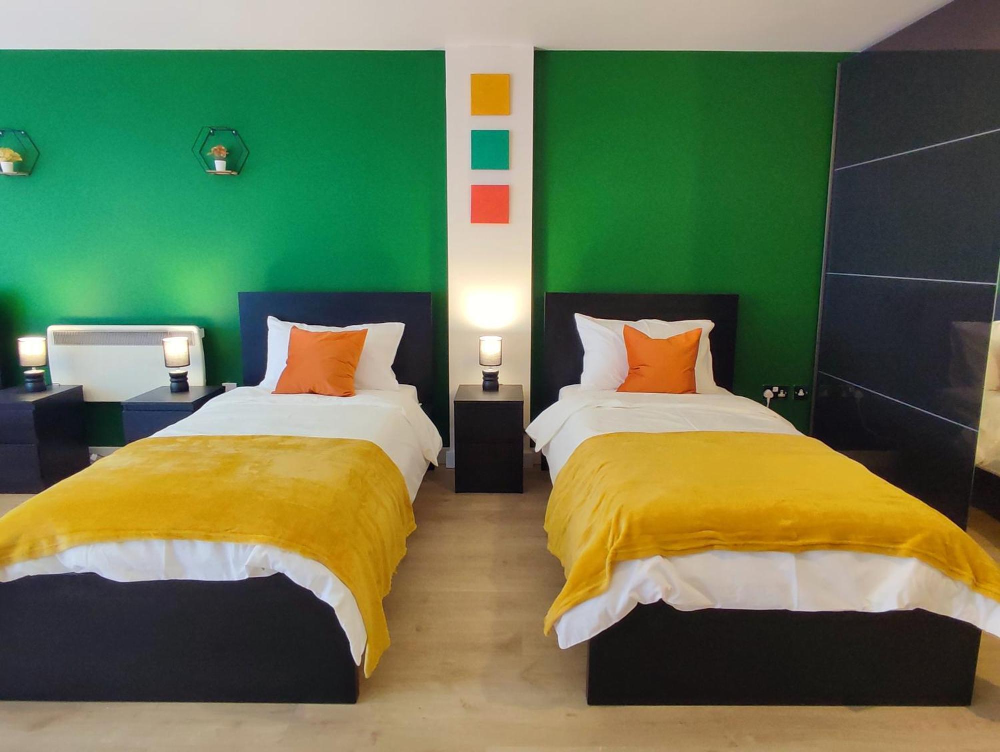 Duplex In Leeds With King Size Bed - Long Rates Available Apartment *
