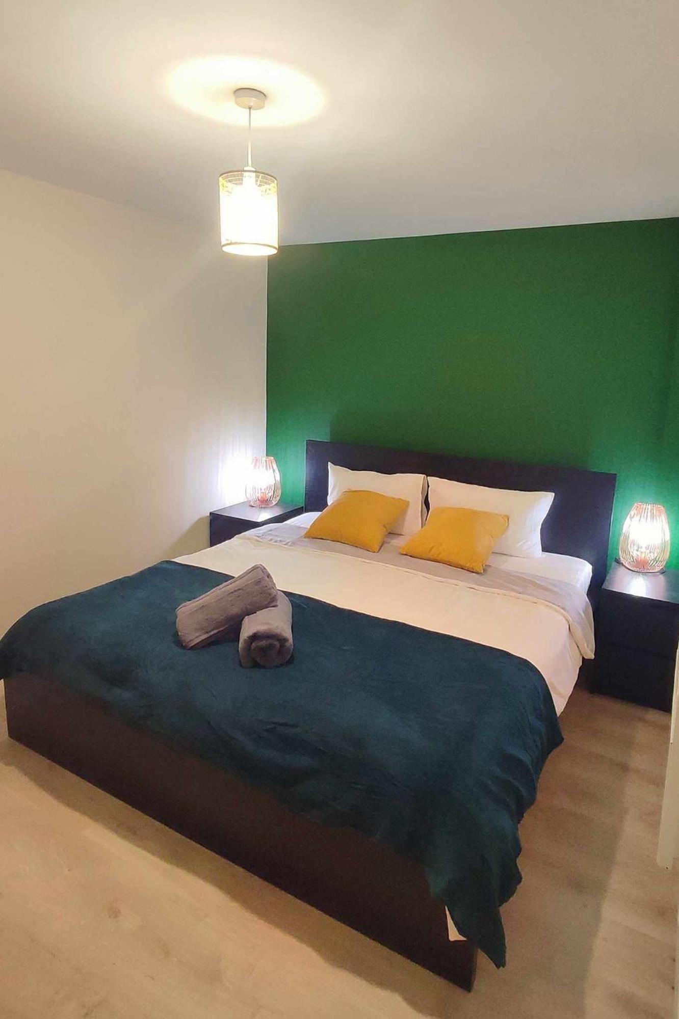 Duplex In With King Size Bed - Long Rates Available Apartment