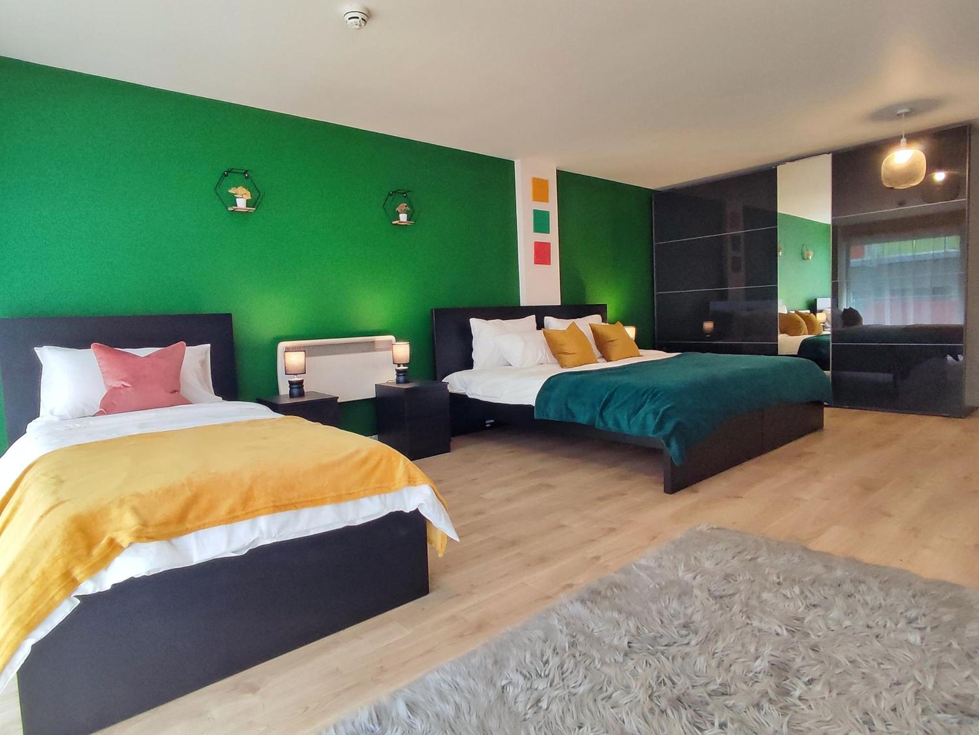 Duplex In Leeds With King Size Bed - Long Rates Available Apartment