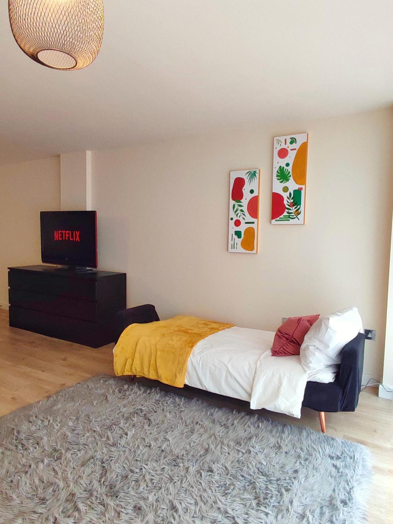 Duplex In With King Size Bed - Long Rates Available * Leeds (West Yorkshire)