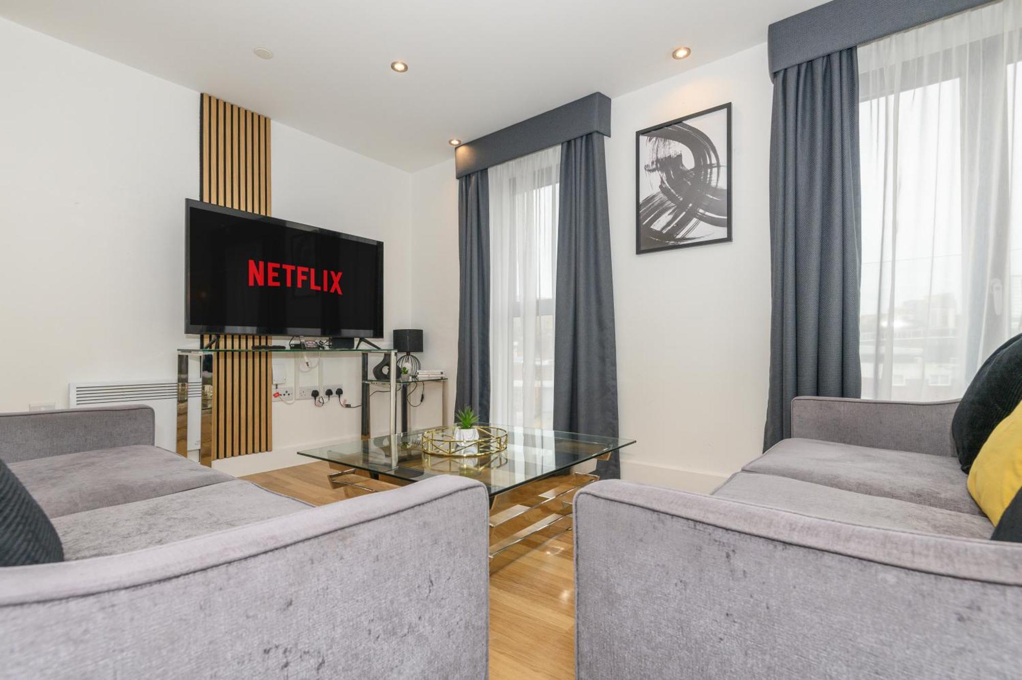 Luxury 3-bed, 3-bath Penthouse - Leeds Centre - Underground Parking Apartment *