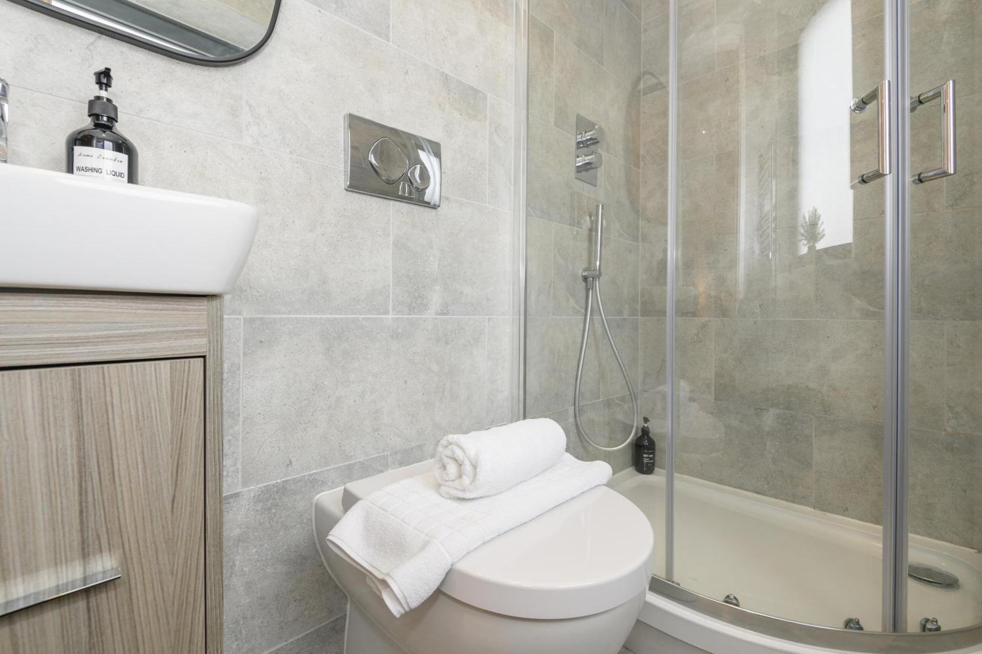 Luxury 3-bed, 3-bath Penthouse - Leeds Centre - Underground Parking Leeds (West Yorkshire)