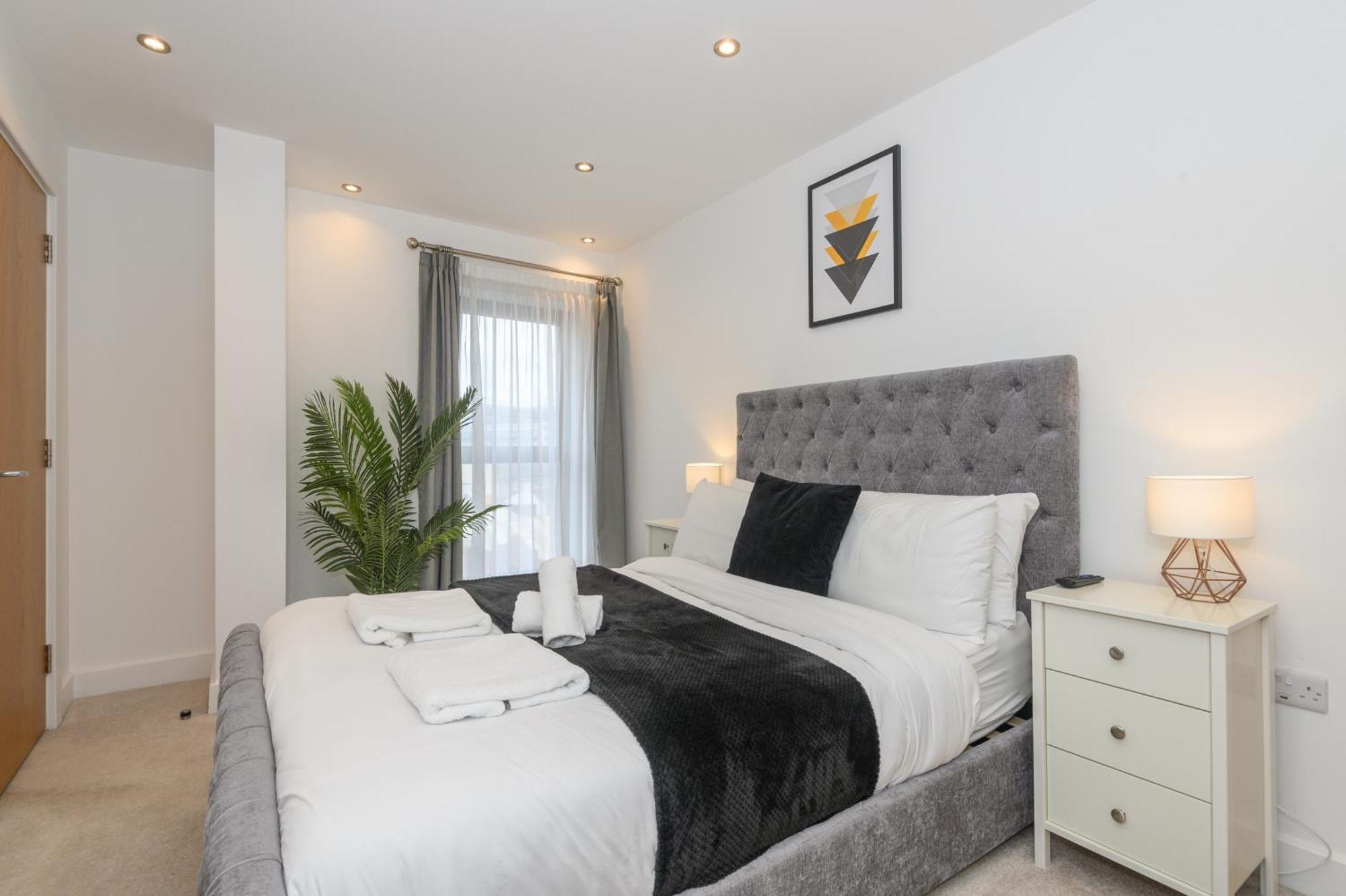 Luxury 3-bed, 3-bath Penthouse - Leeds Centre - Underground Parking Apartment *