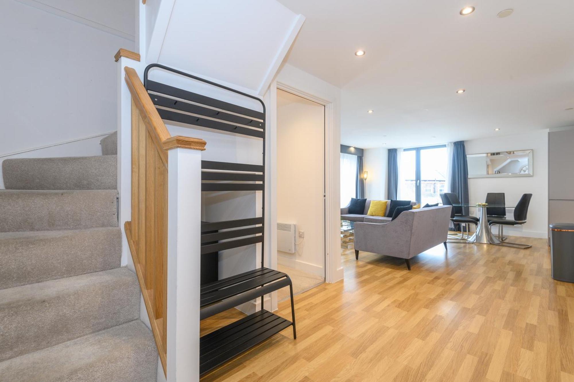 Luxury 3-bed, 3-bath Penthouse - Leeds Centre - Underground Parking Apartment *
