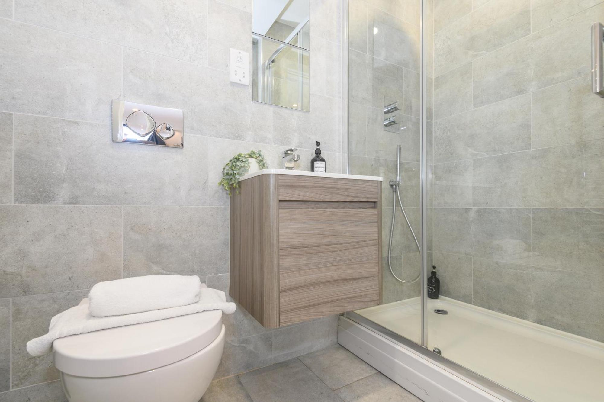 Luxury 3-bed, 3-bath Penthouse - Leeds Centre - Underground Parking Apartment *