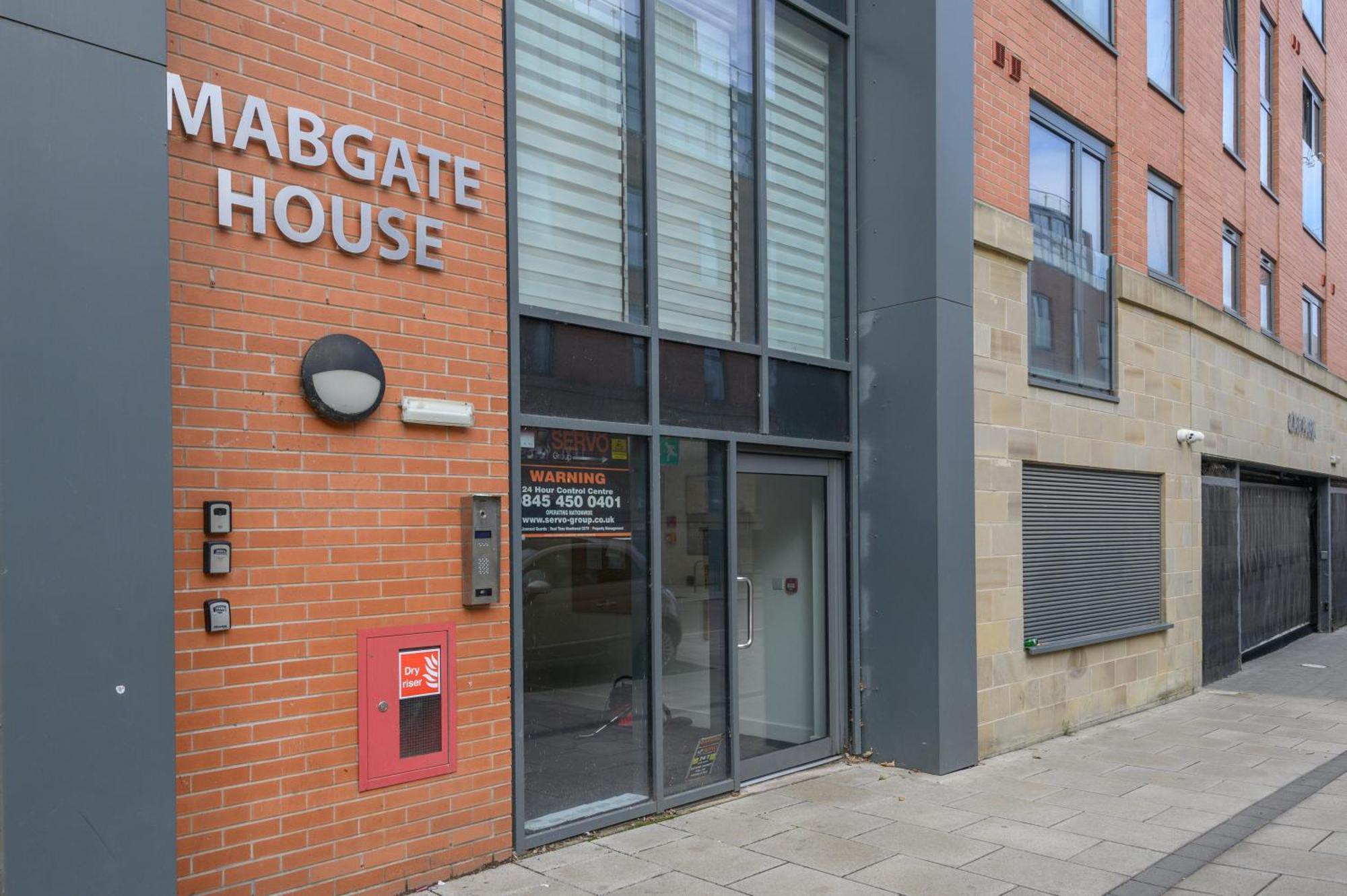 Luxury 3-bed, 3-bath Penthouse - Leeds Centre - Underground Parking Apartment