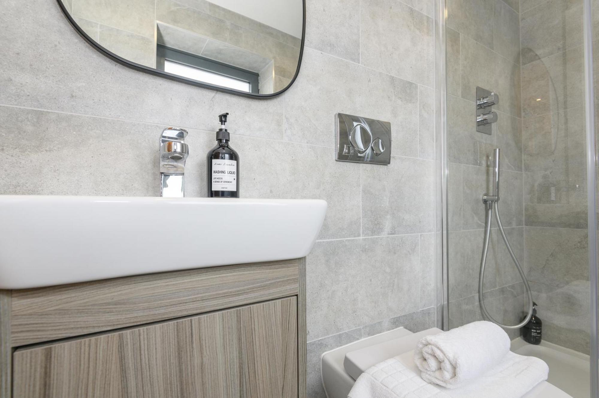 Luxury 3-bed, 3-bath Penthouse - Leeds Centre - Underground Parking Apartment *